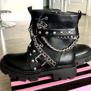 Dollskill- Chain Revolt Ankle Boots Size: 9 BRAND NEW